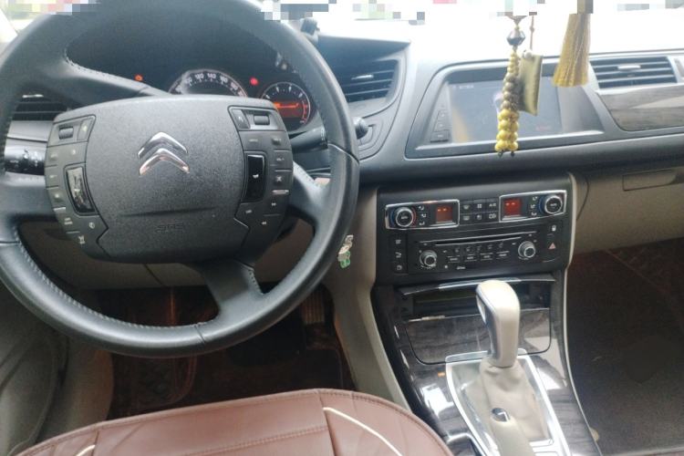 Used Citroen C5 2013 2.0L Automatic Luxury Model Center Console