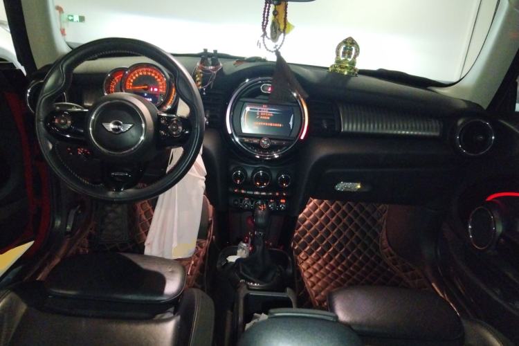 Used MINI 2017 1.5T COOPER Limited Edition in Ice Blue Center Console