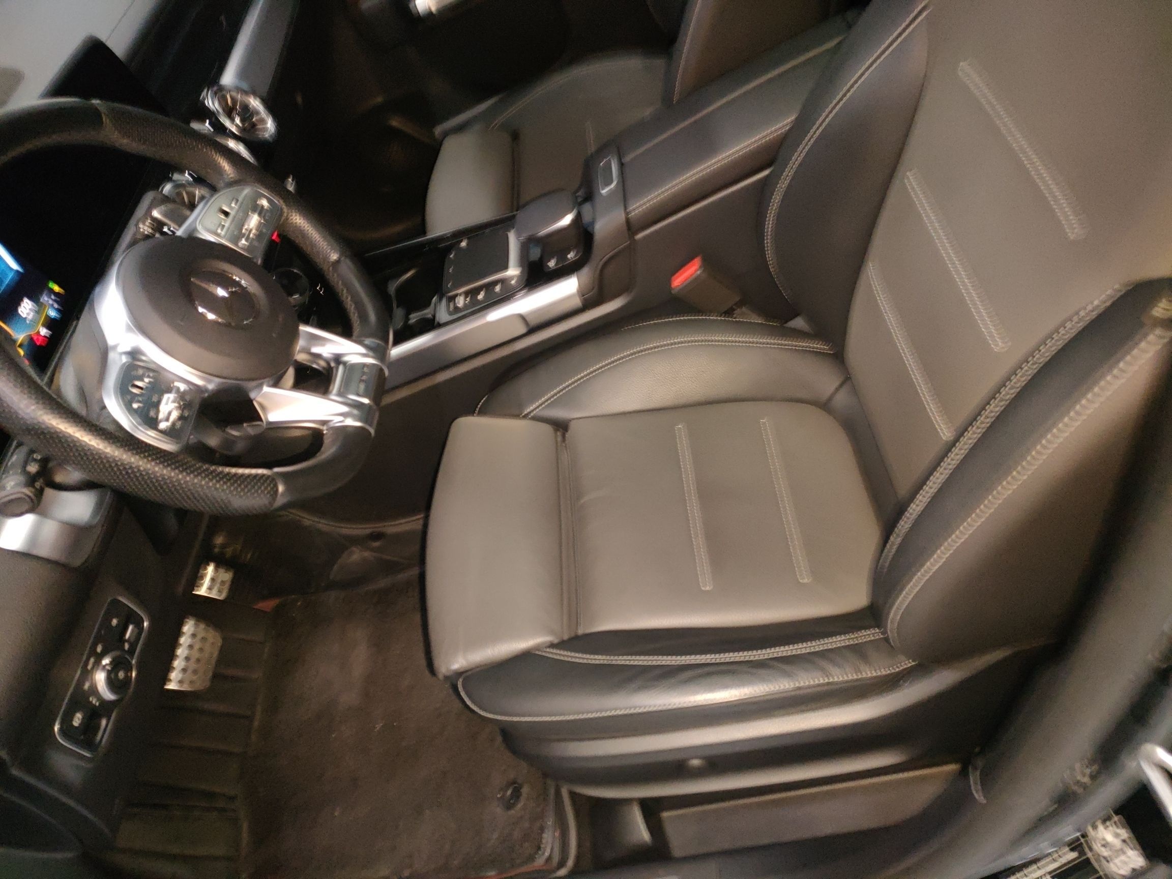 Переднее сиденье в автомобиле