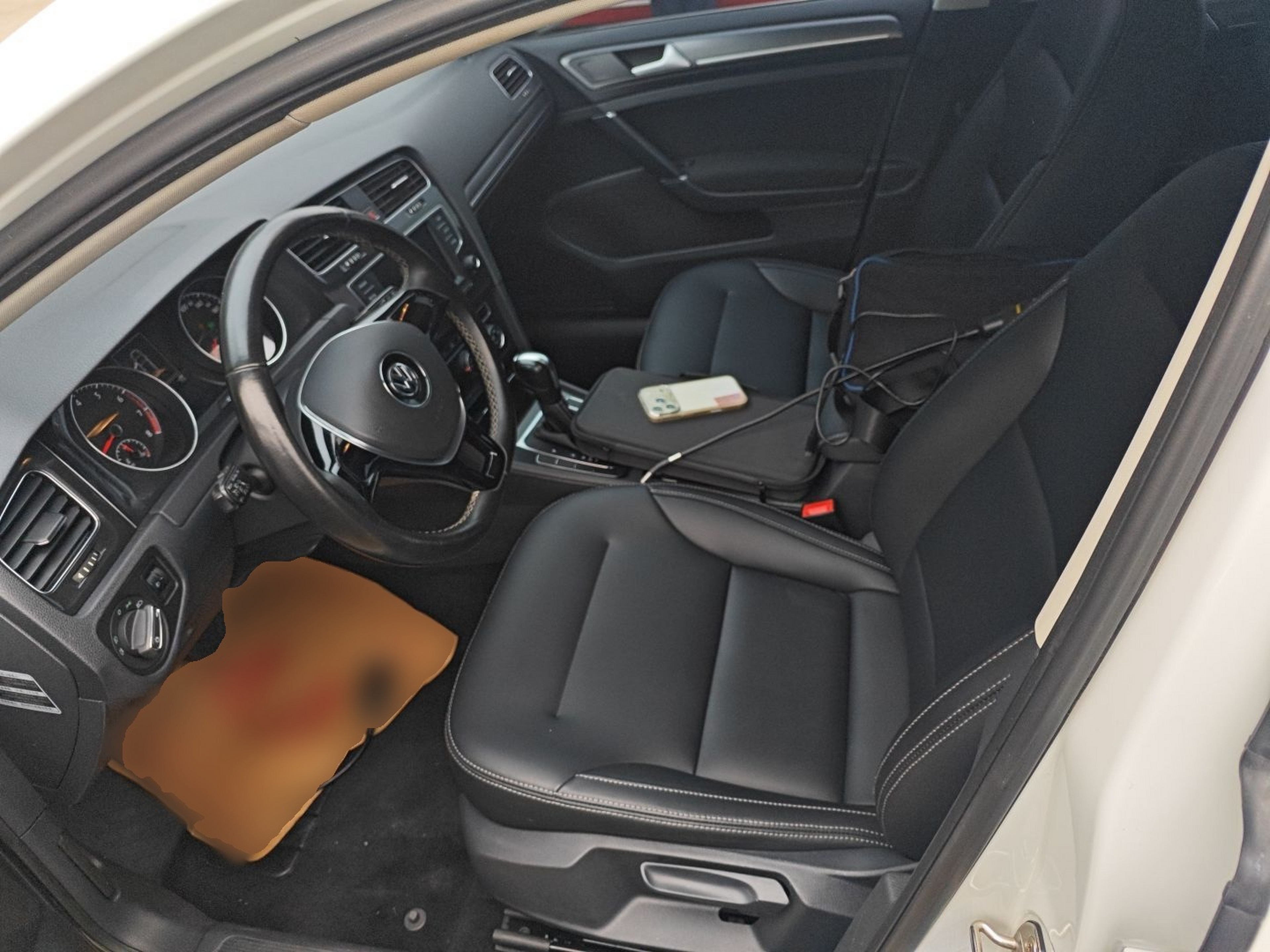 Переднее сиденье в автомобиле