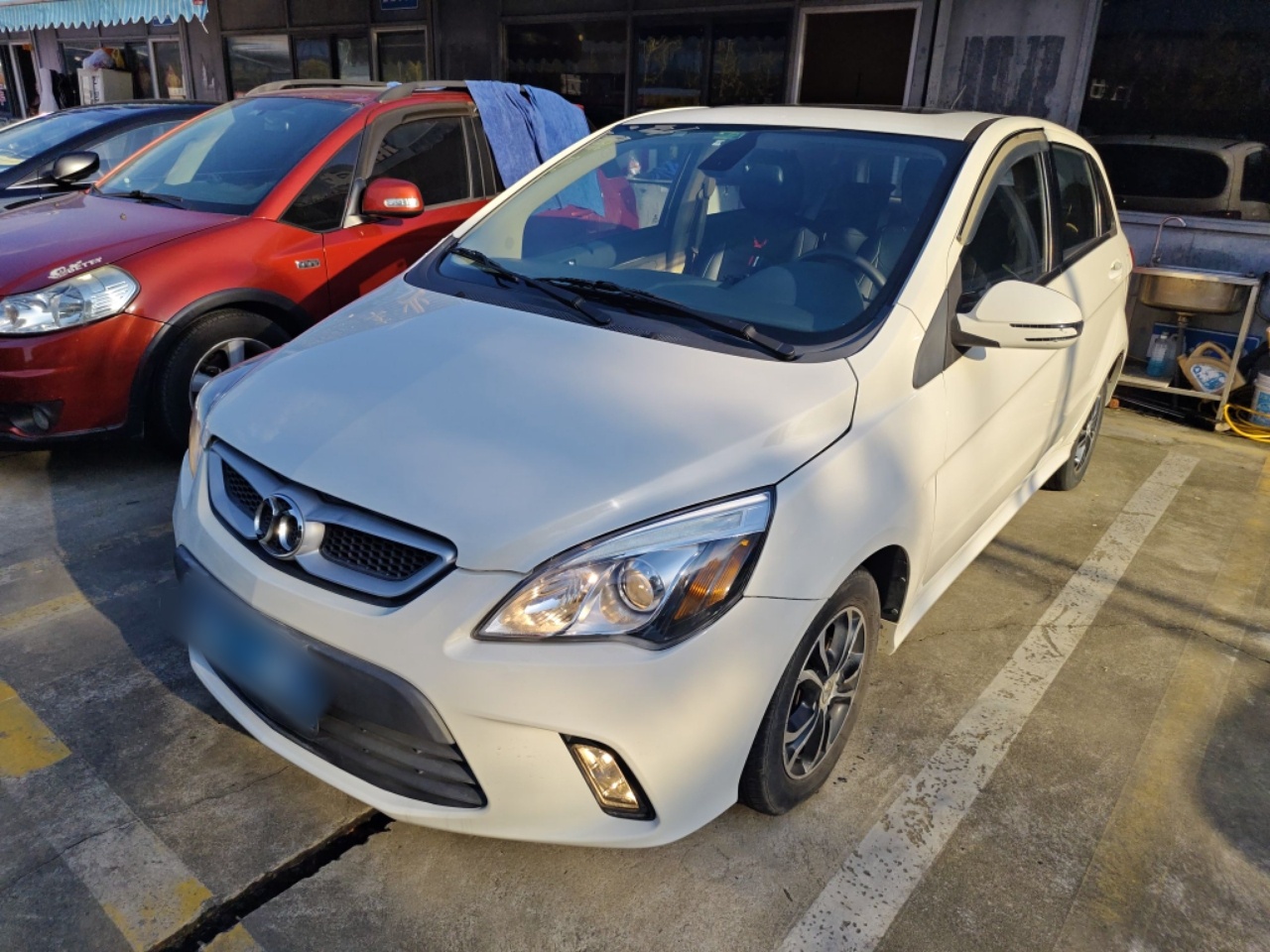 تحت مقدمة السيارة