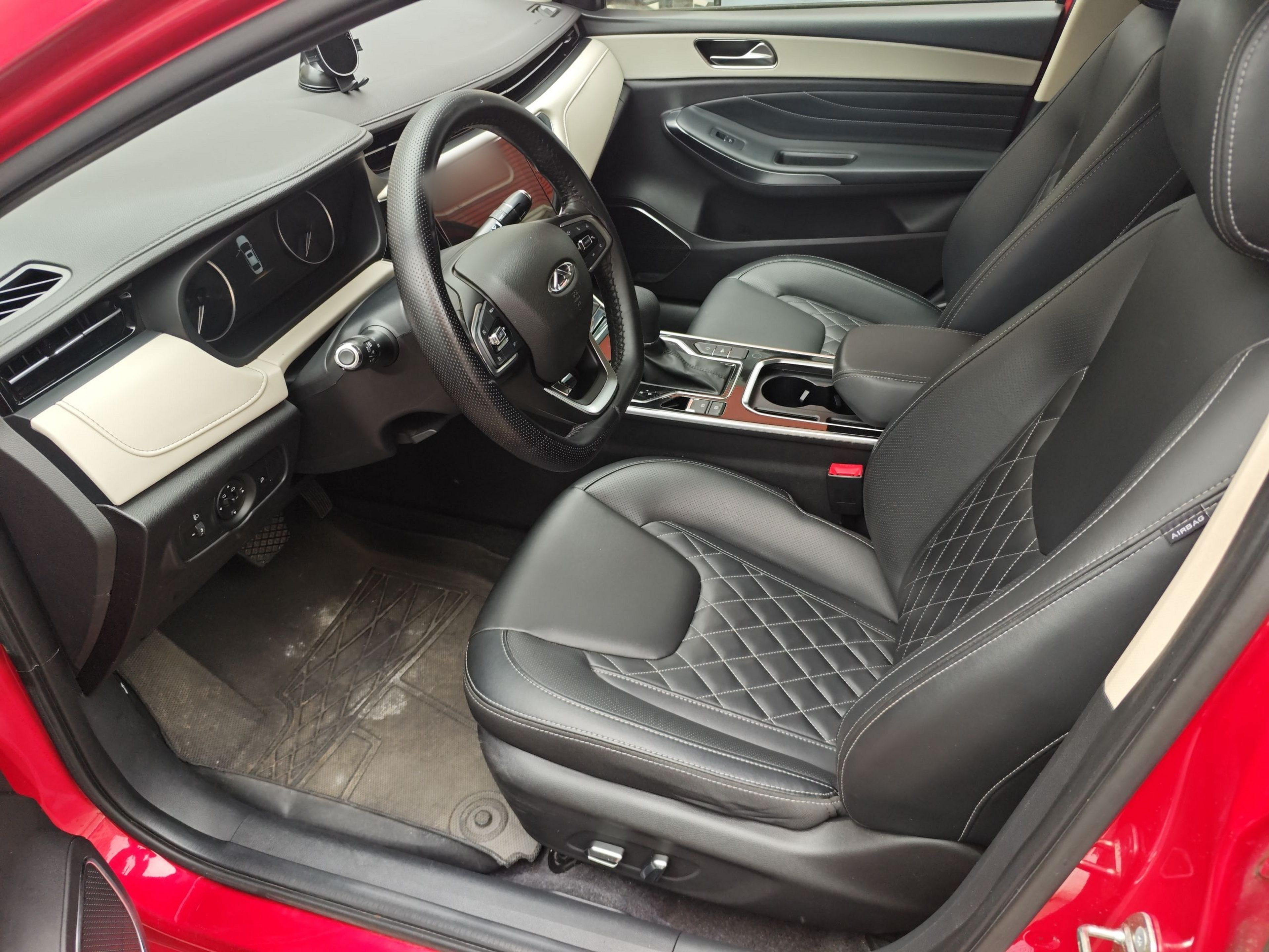 Переднее сиденье в автомобиле