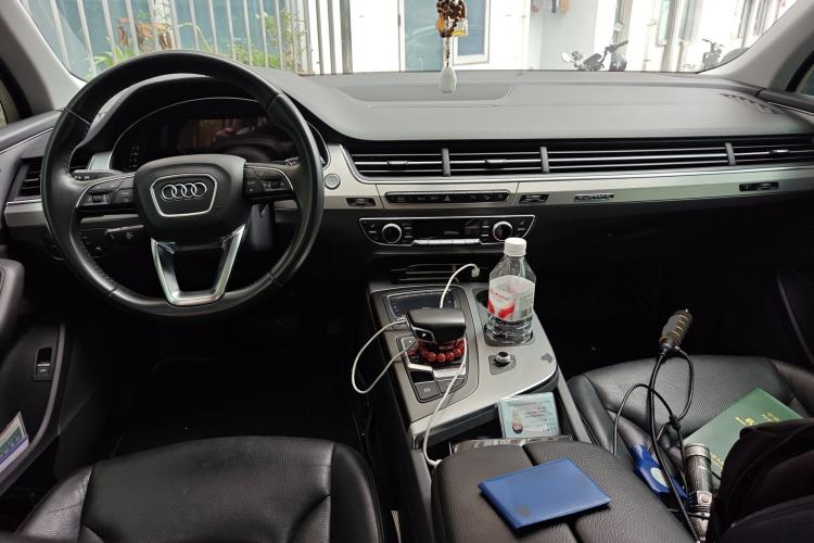 Used Audi Q7 2018 40 TFSI Comfort Model Center Console