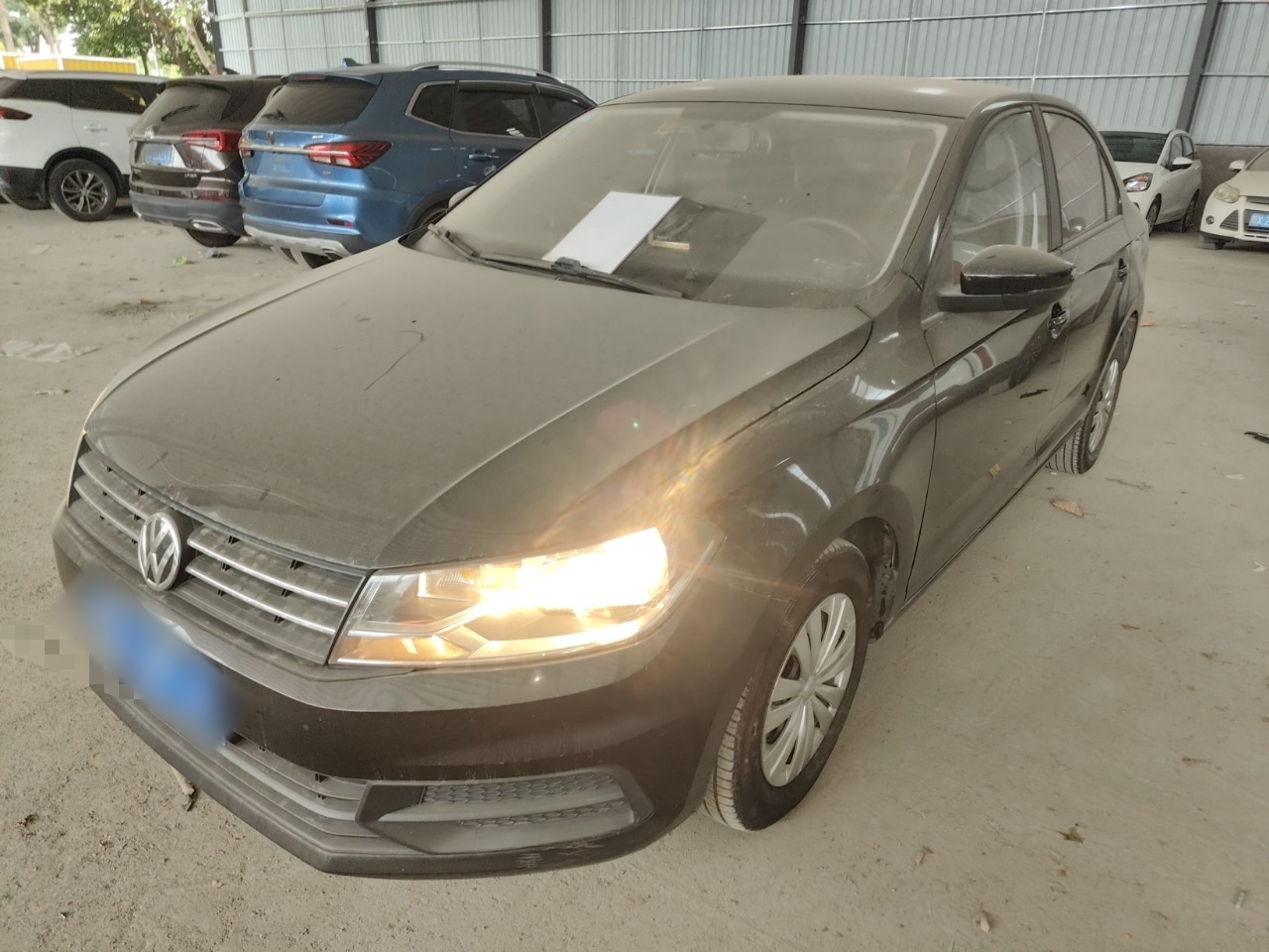 تحت مقدمة السيارة