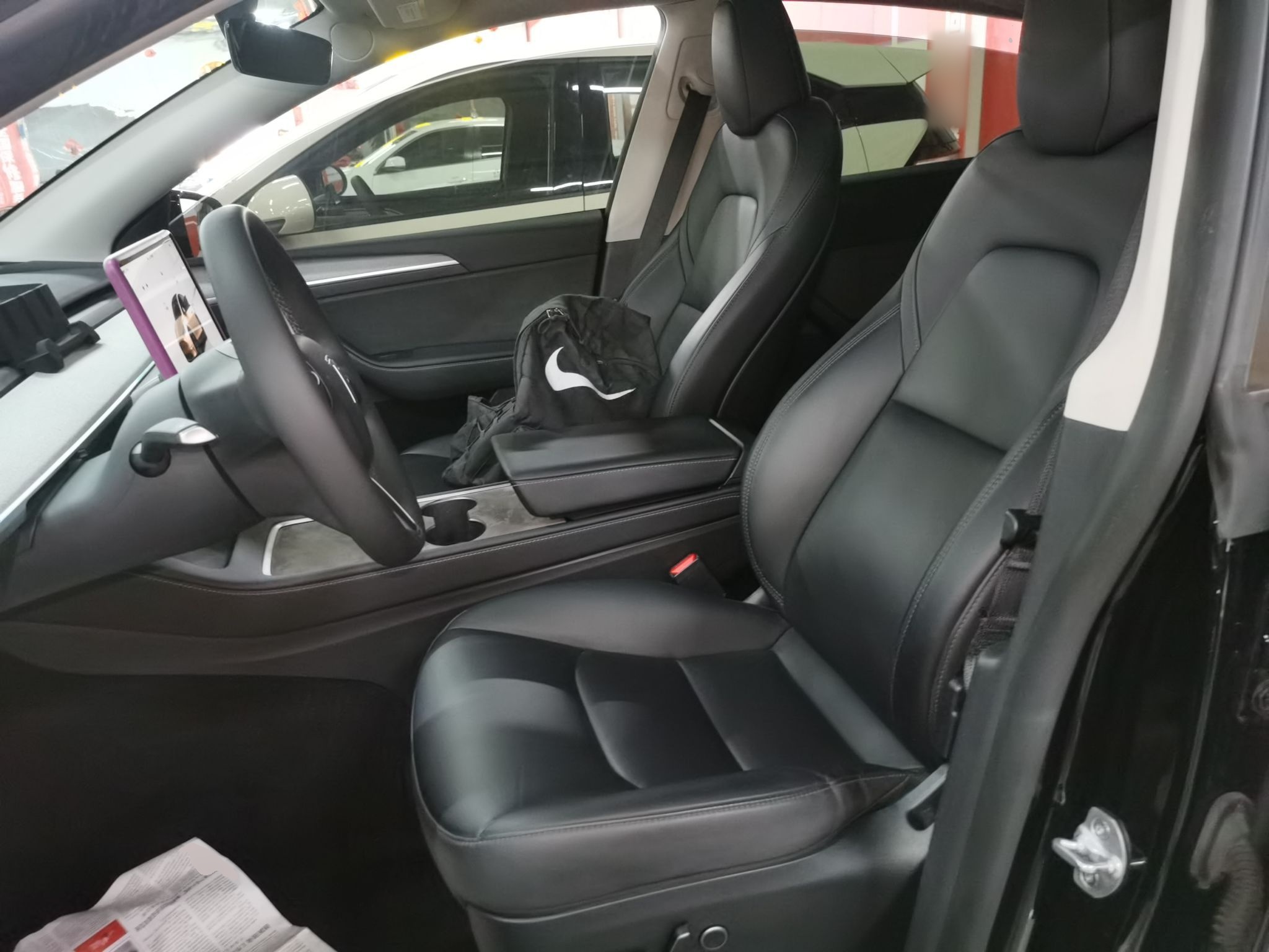 المقاعد الأمامية داخل السيارة