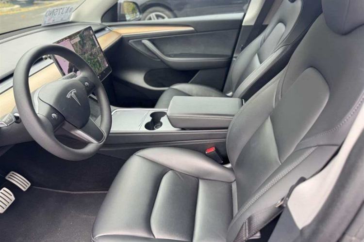 Used Tesla Model Y 2021 Long-Range All-Wheel-Drive Version Interior 4