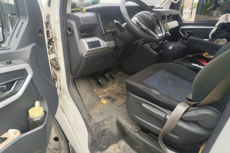 Used Dongfeng Yufeng 2023 V9+ 2.3T Manual Rear-Drive Cargo Van with Dual Rear Tires 3-Seater Driver Seat