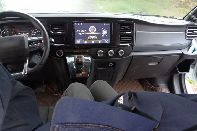 Used JMC Fushun 2023 2.0T Automatic Short-Wheelbase Low-Roof Commercial Van 2/3 Seats with Dual-Opening Tailgate