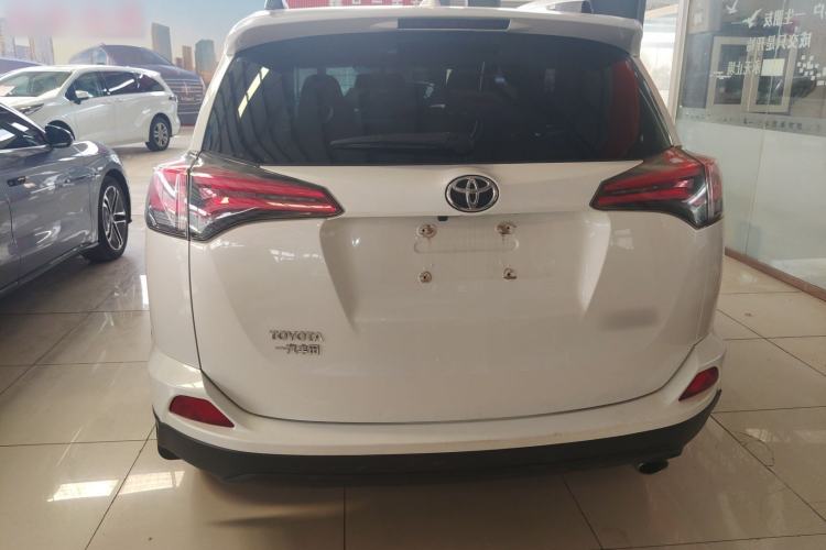 Used Toyota RAV4 2016 2.0L CVT Two-Wheel Drive Fashion Edition China V Standard
