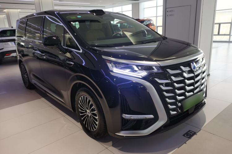 Used Denza D9 2025 DM-i Smart Drive 1020 Four-Wheel Drive Deluxe Model
