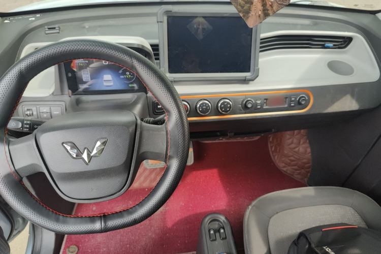 Used Wuling Hongguang MINIEV 2021 Macaron Fashion Model Lithium Iron Phosphate Center Console