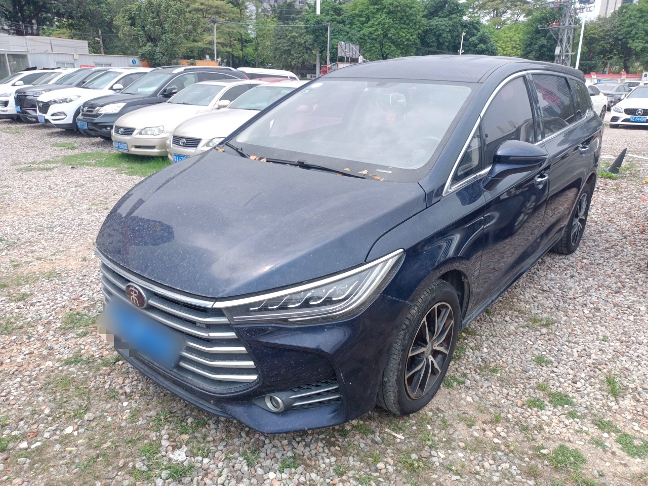 Под передней частью автомобиля