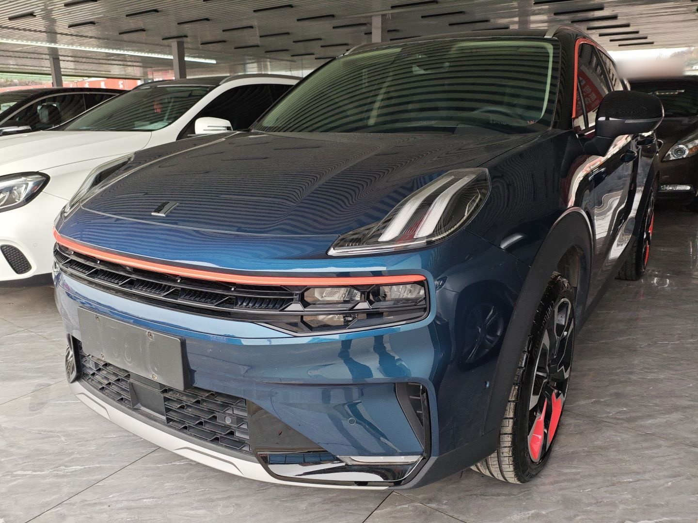 تحت مقدمة السيارة