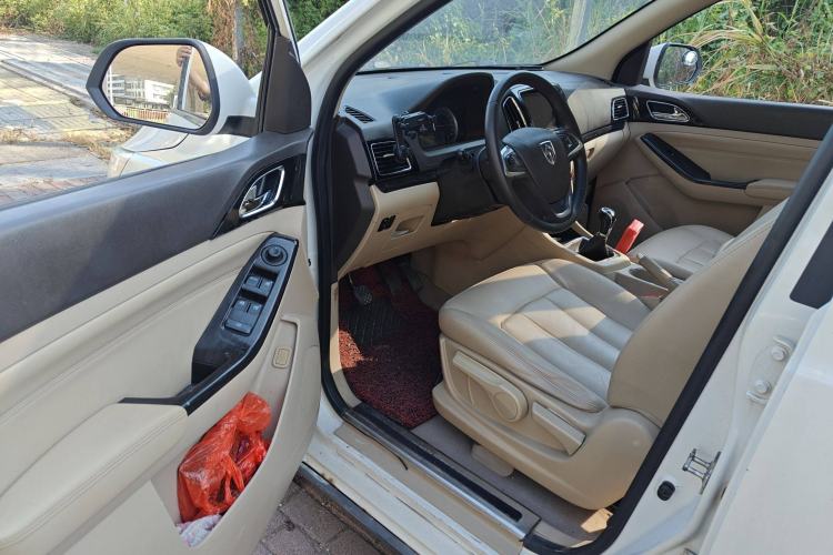 Used Baojun 730 2014 1.5L manual luxury trim 7 seats Driver Seat