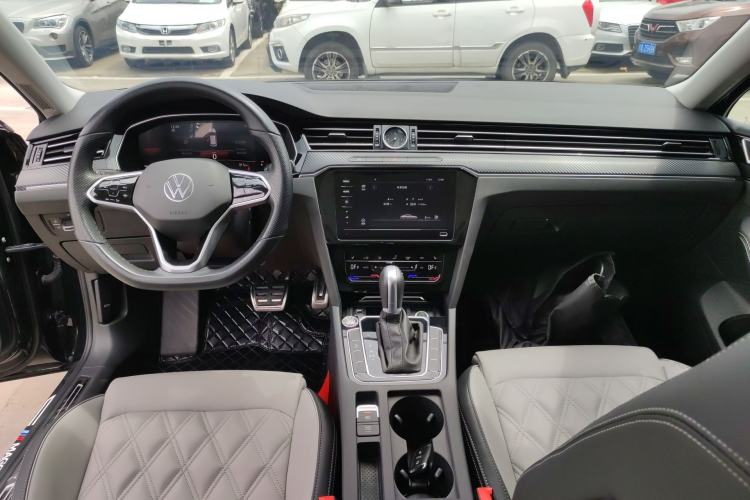 Used Volkswagen Magotan 2023 2 Million Units Limited Edition 330TSI DSG Leading Version Center Console