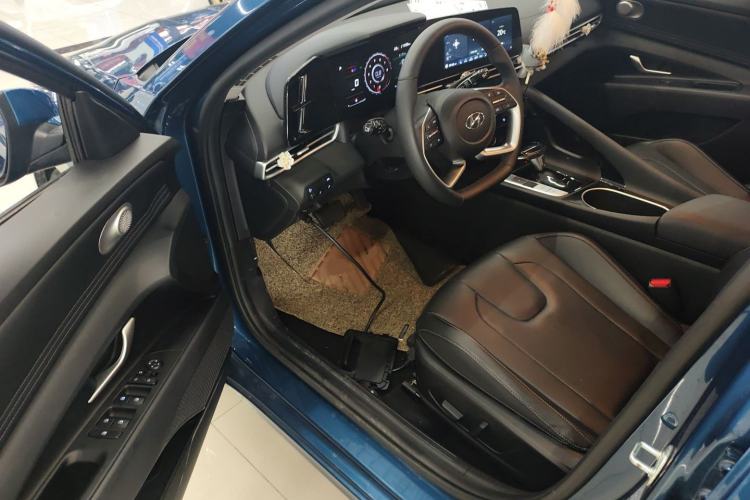 Used Hyundai Elantra 2022 1.5L CVT LUX Prestige Edition Driver Seat