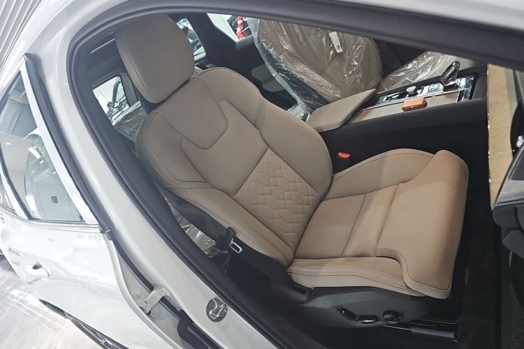 Used Volvo XC60 2026 B5 4x4 Smart Luxury Edition Right Front Seat