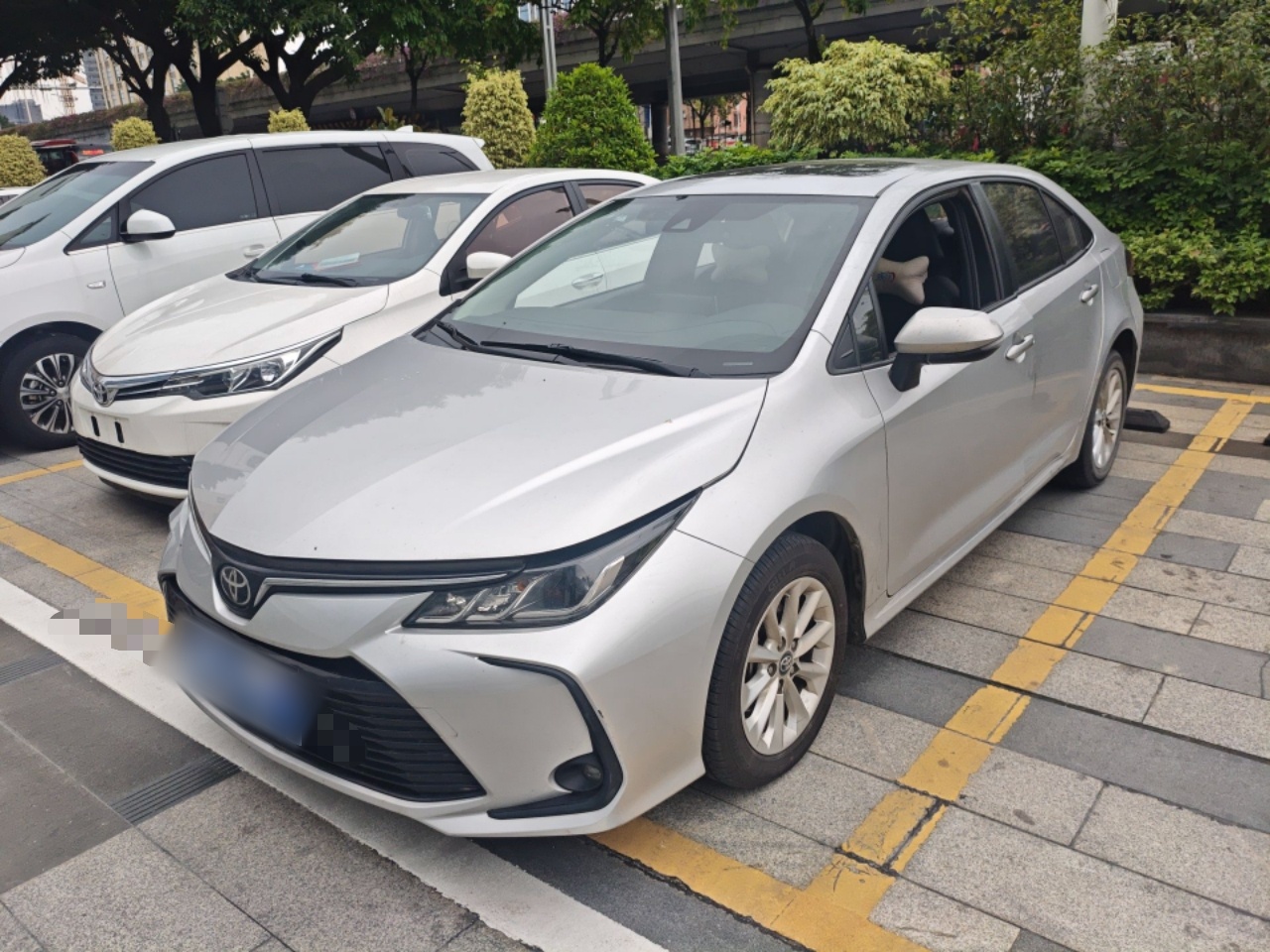 Под передней частью автомобиля