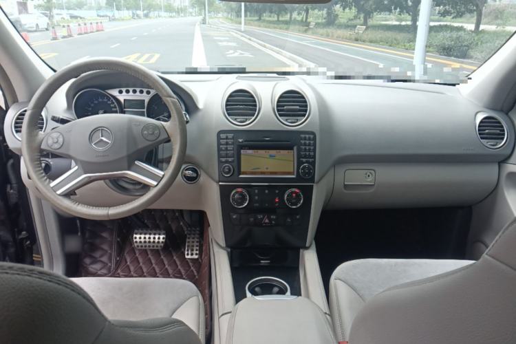 Used Mercedes-Benz M-Class 2010 ML 300 4MATIC Center Console