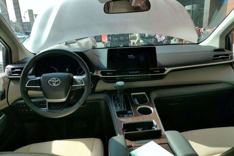 Used Toyota SIENNA 2024 2.5L Hybrid Comfort Edition Center Console