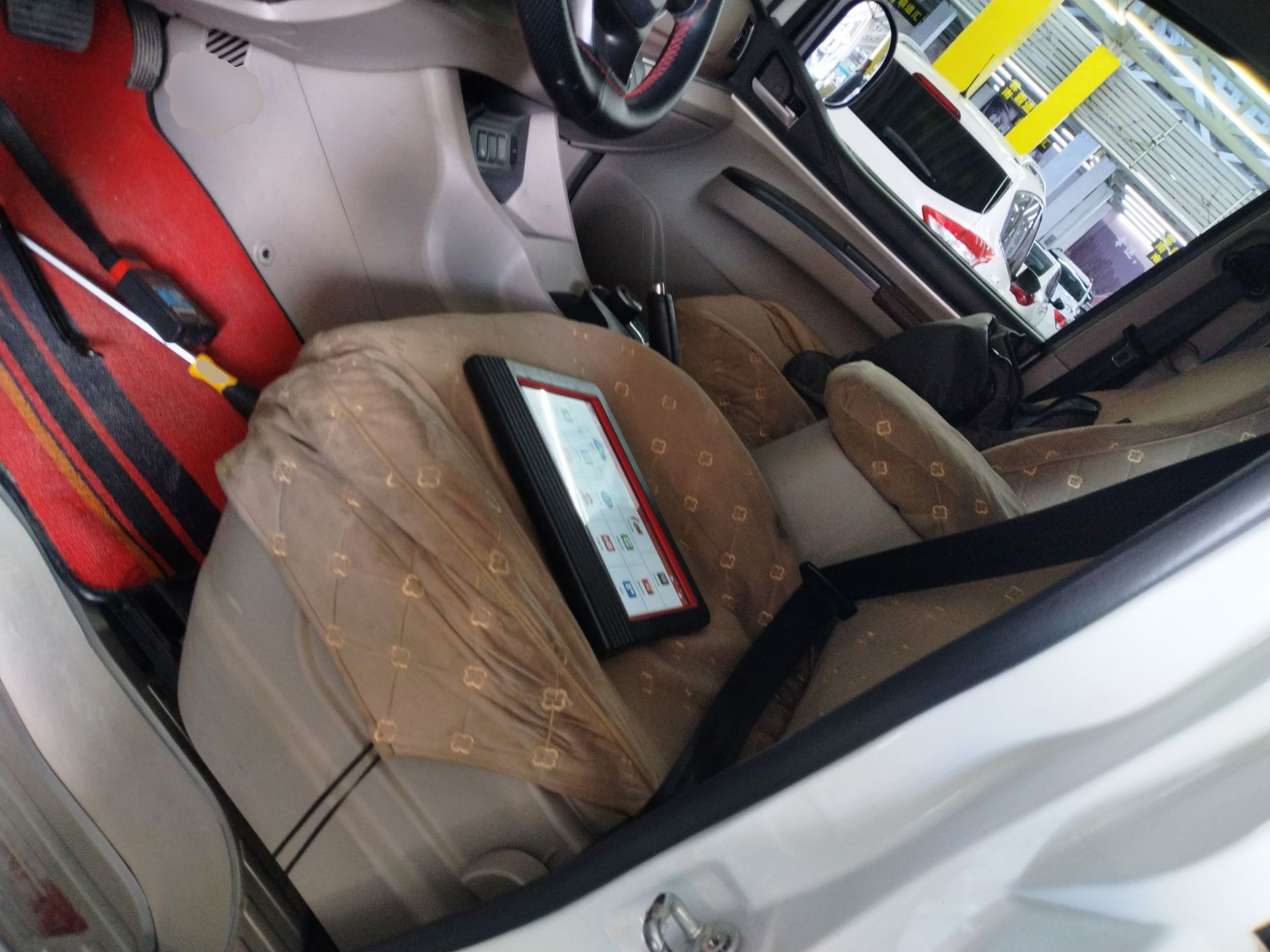 Переднее сиденье в автомобиле