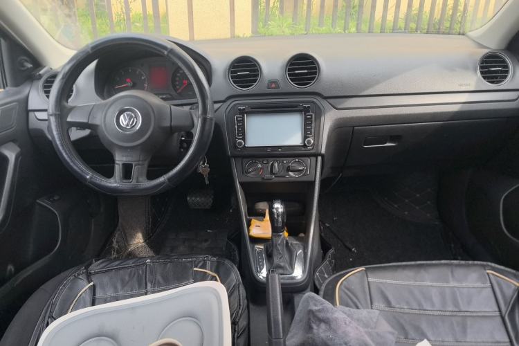 Used Volkswagen Jetta 2015 1.6L Automatic Fashion Model Center Console