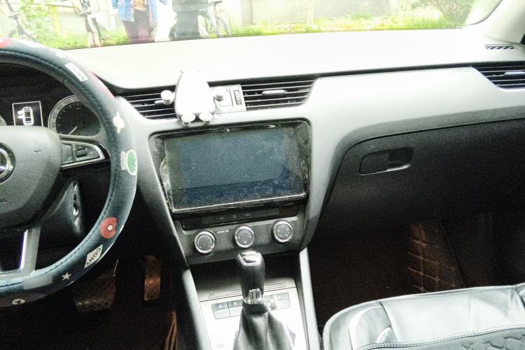 Used Skoda Octavia 2020 1.5L Automatic SmartDrive Luxury Edition Center Console