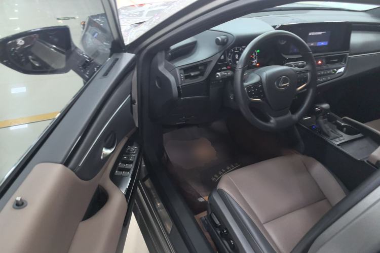 Used Lexus ES 2023 200 Excellence Edition
