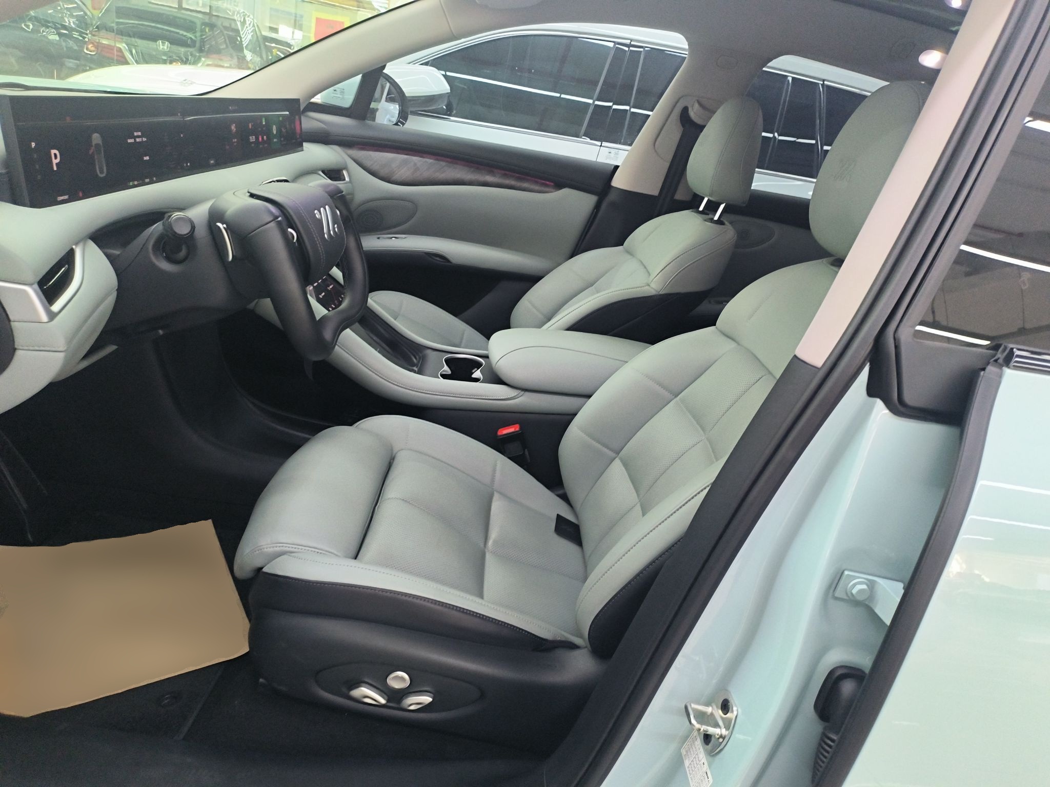 Переднее сиденье в автомобиле