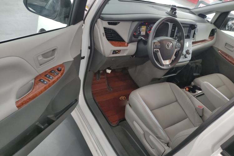 Used Toyota Sienna 2017 3.5L 2WD SE 7-Seater Canadian Version