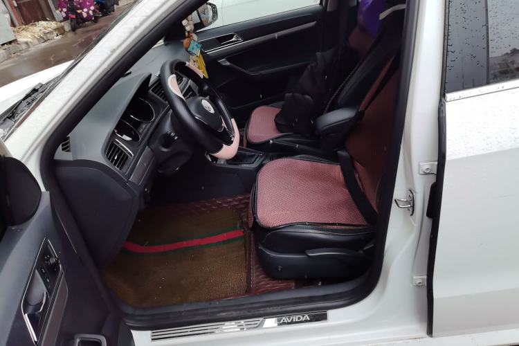 Used Volkswagen Lavida 2015 1.6L Automatic Comfort Edition
