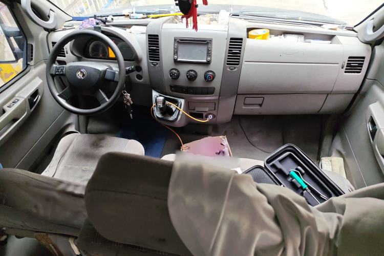 Used Dongfeng Yufeng 2015 2.5T Lingyun Edition Box Truck comes standard with the short-wheelbase mid-roof ZD25 model. Center Console