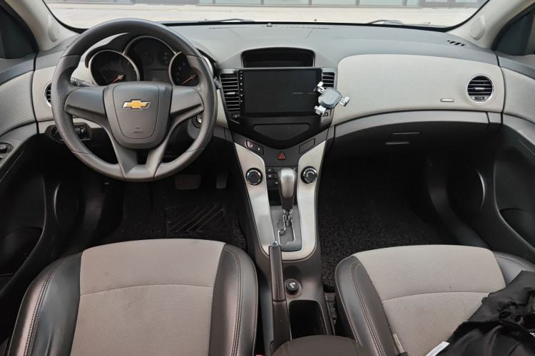 Used Chevrolet Cruze 2013 1.8L SE AT Center Console