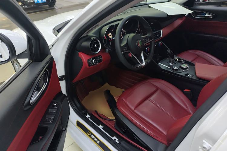 Used Alfa Romeo Giulia 2017 2.0T 200HP Luxury Edition
