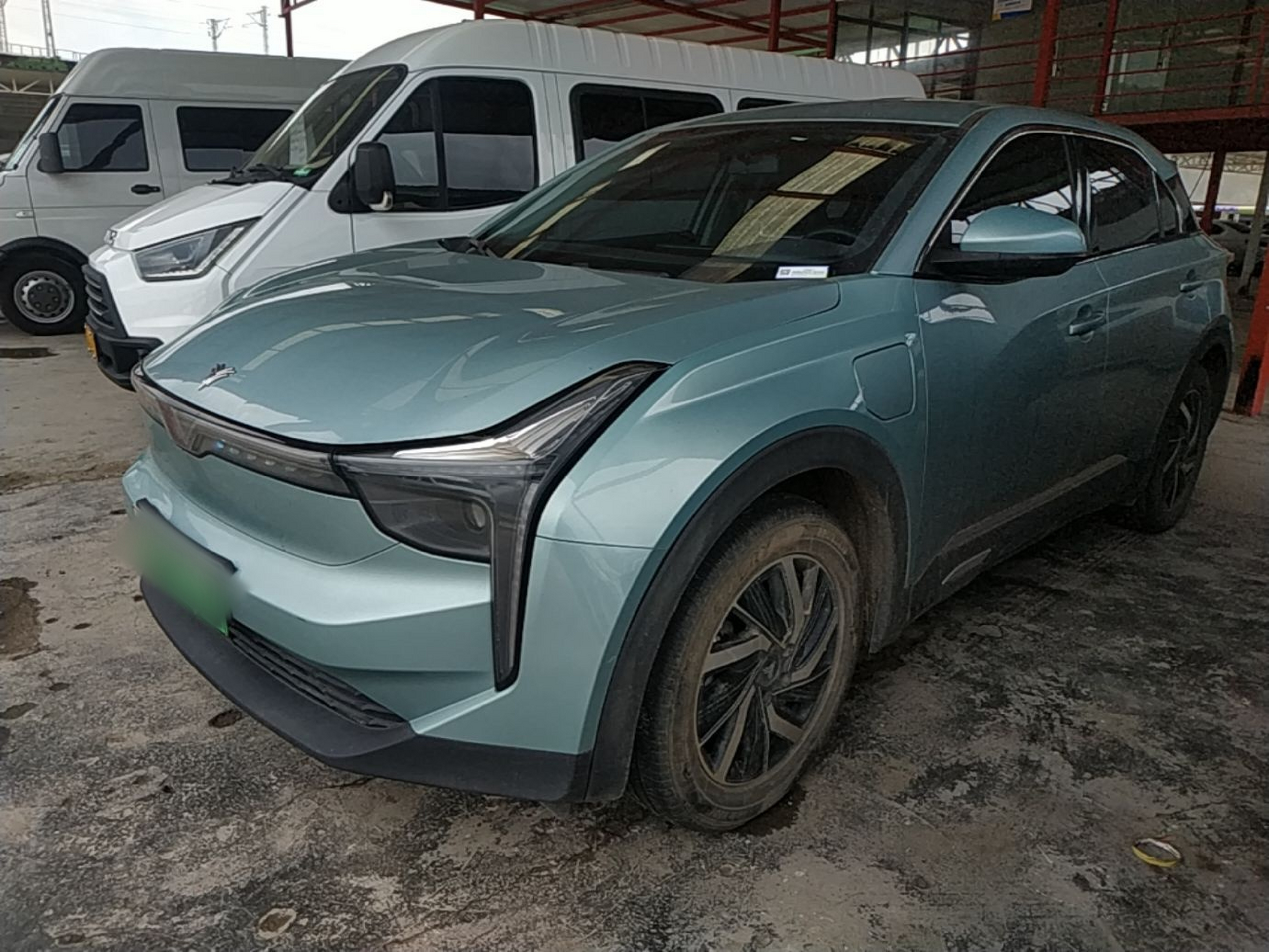 Под передней частью автомобиля