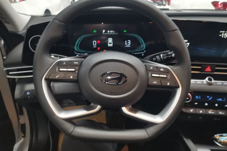 Used Hyundai Elantra 2023 1.5L CVT LUX Prestige Edition
