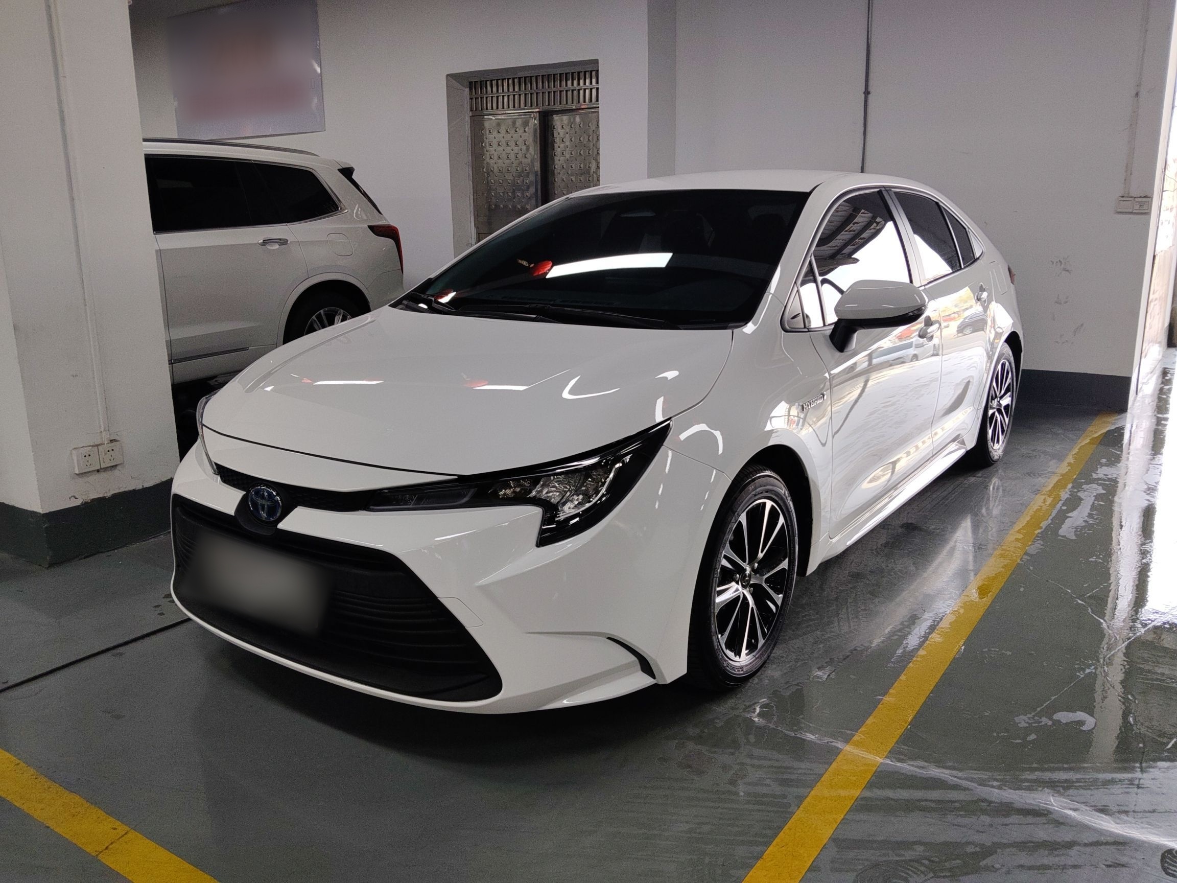 Под передней частью автомобиля