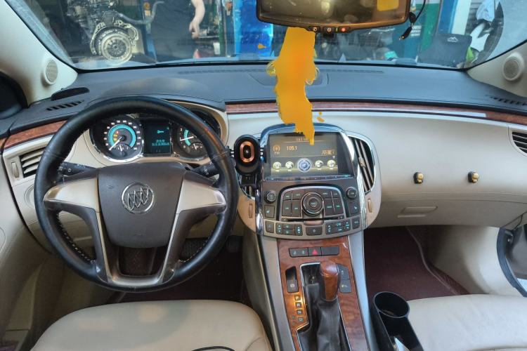 Used Buick LaCrosse 2011 2.4L SIDI Elegant Edition Center Console