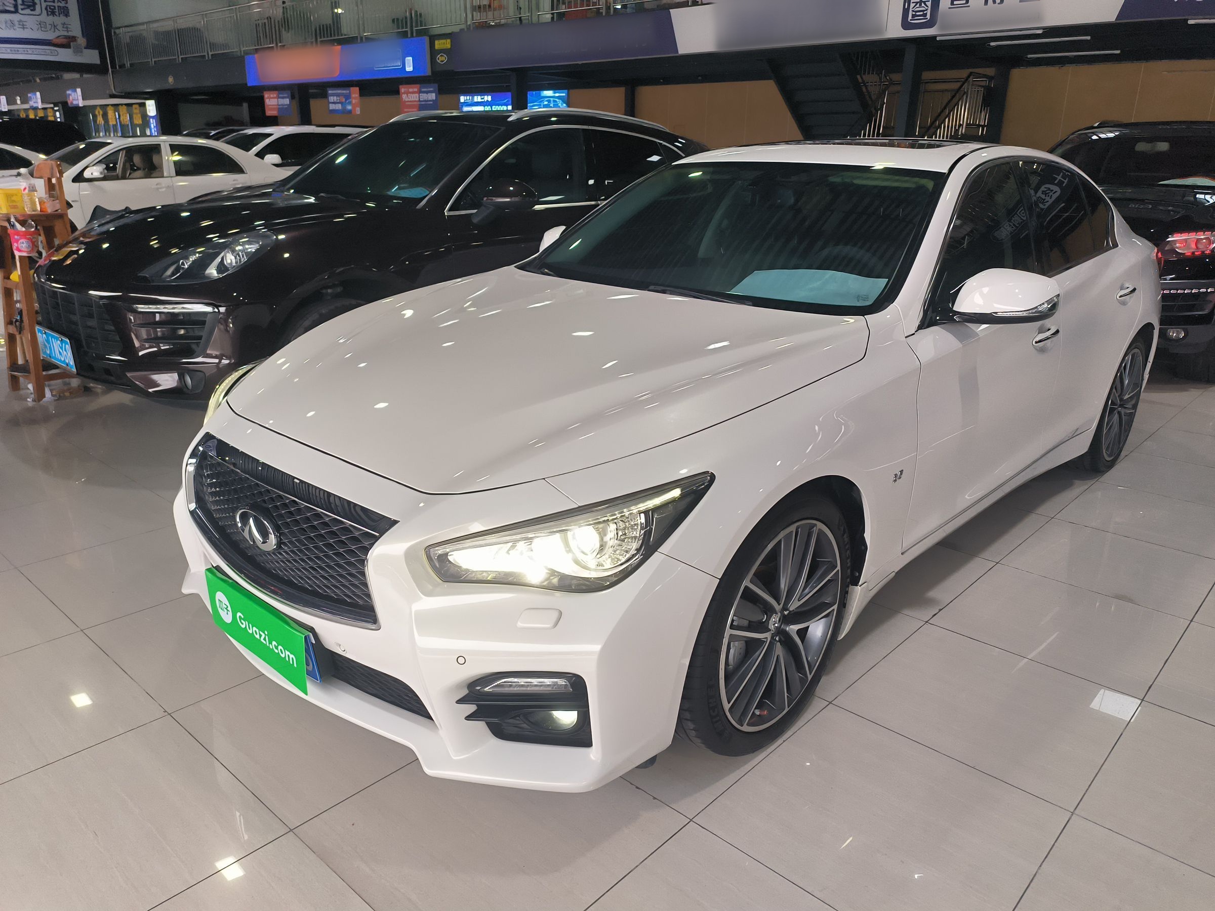 تحت مقدمة السيارة