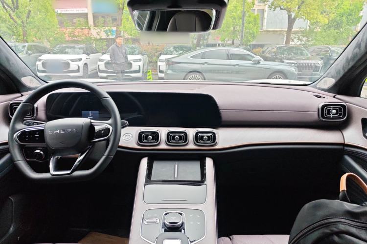 Used Chery Tiggo 9 2025 2.0T Automatic Two-Wheel Drive Luxury Edition 5 Seats Center Console