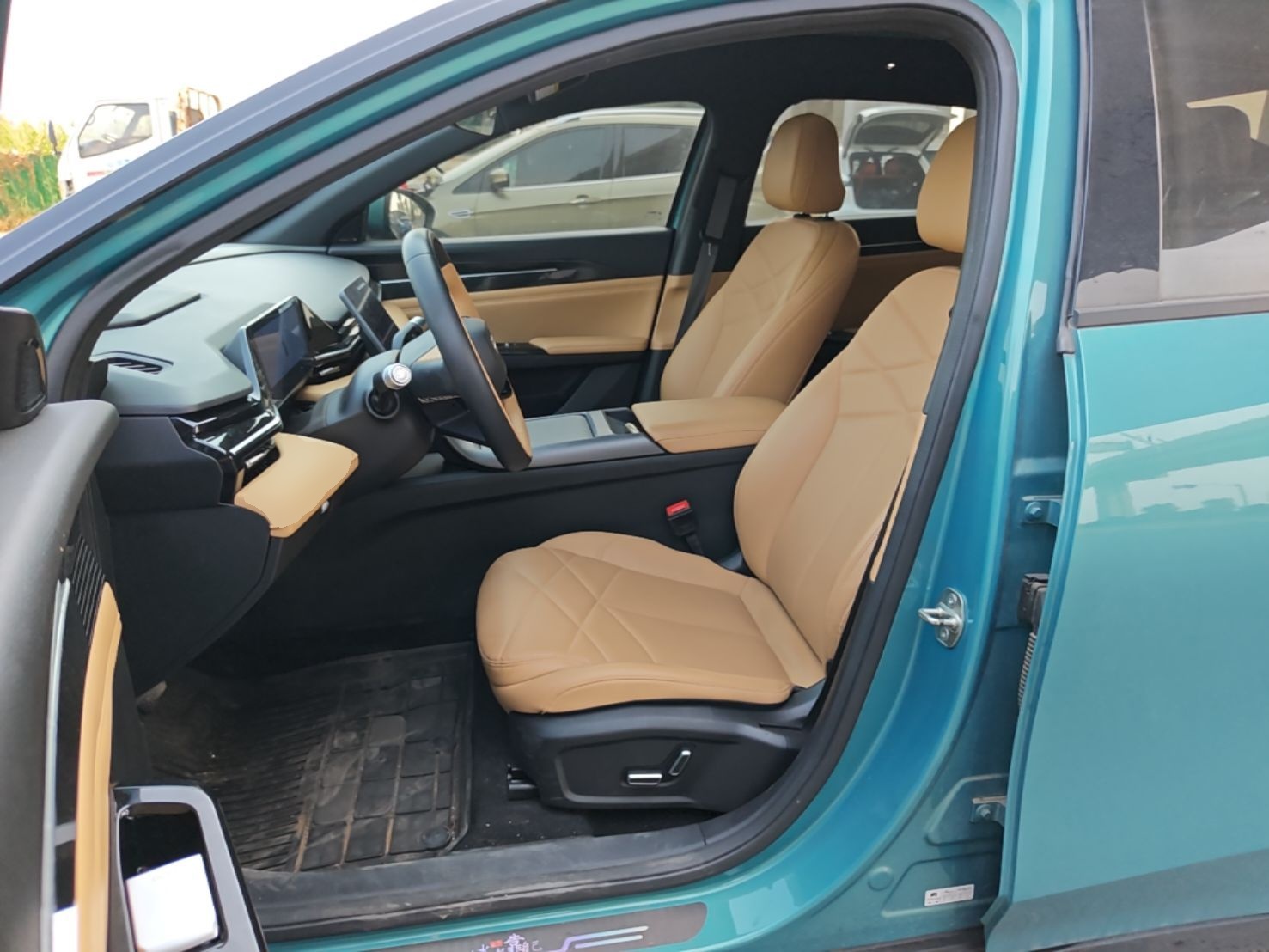 Geely Galaxy L6 2023 125km MAX — снимка 17
