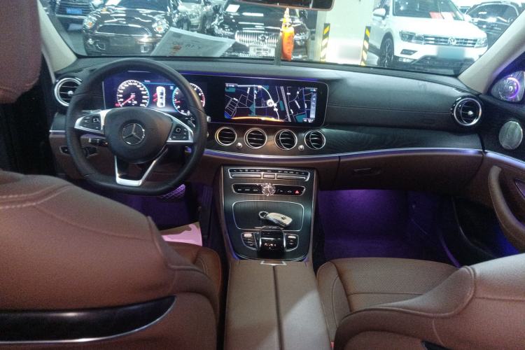 Used Mercedes-Benz E-Class 2018 E 300 L Sport Luxury Edition Center Console