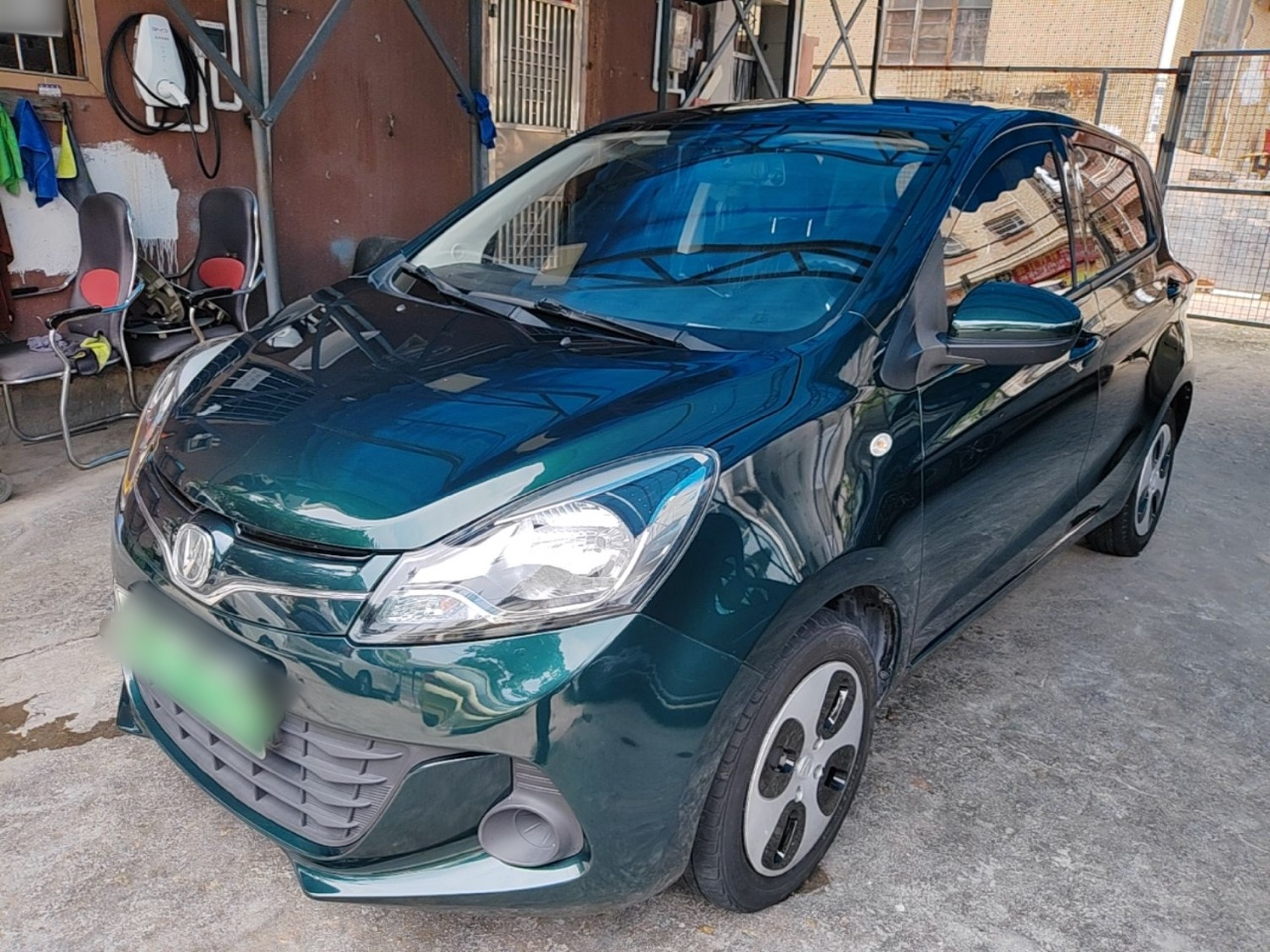 Под передней частью автомобиля