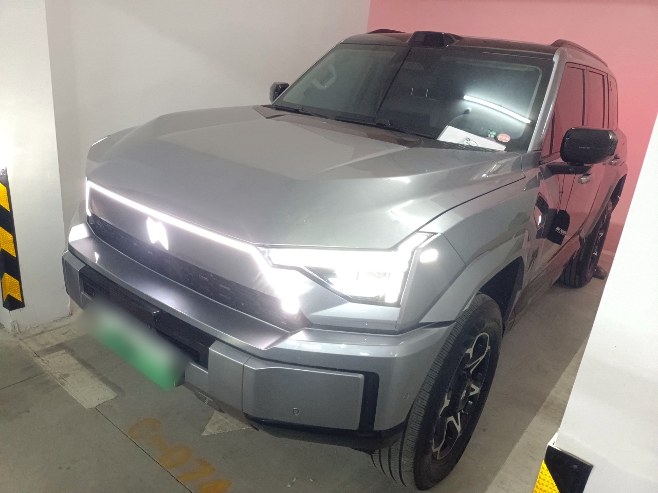 تحت مقدمة السيارة