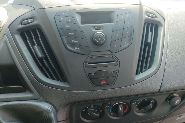 Used Ford Transit 2019 2.0T Diesel Van Mid-Chassis Mid-Roof 3-Seater China VI Standard