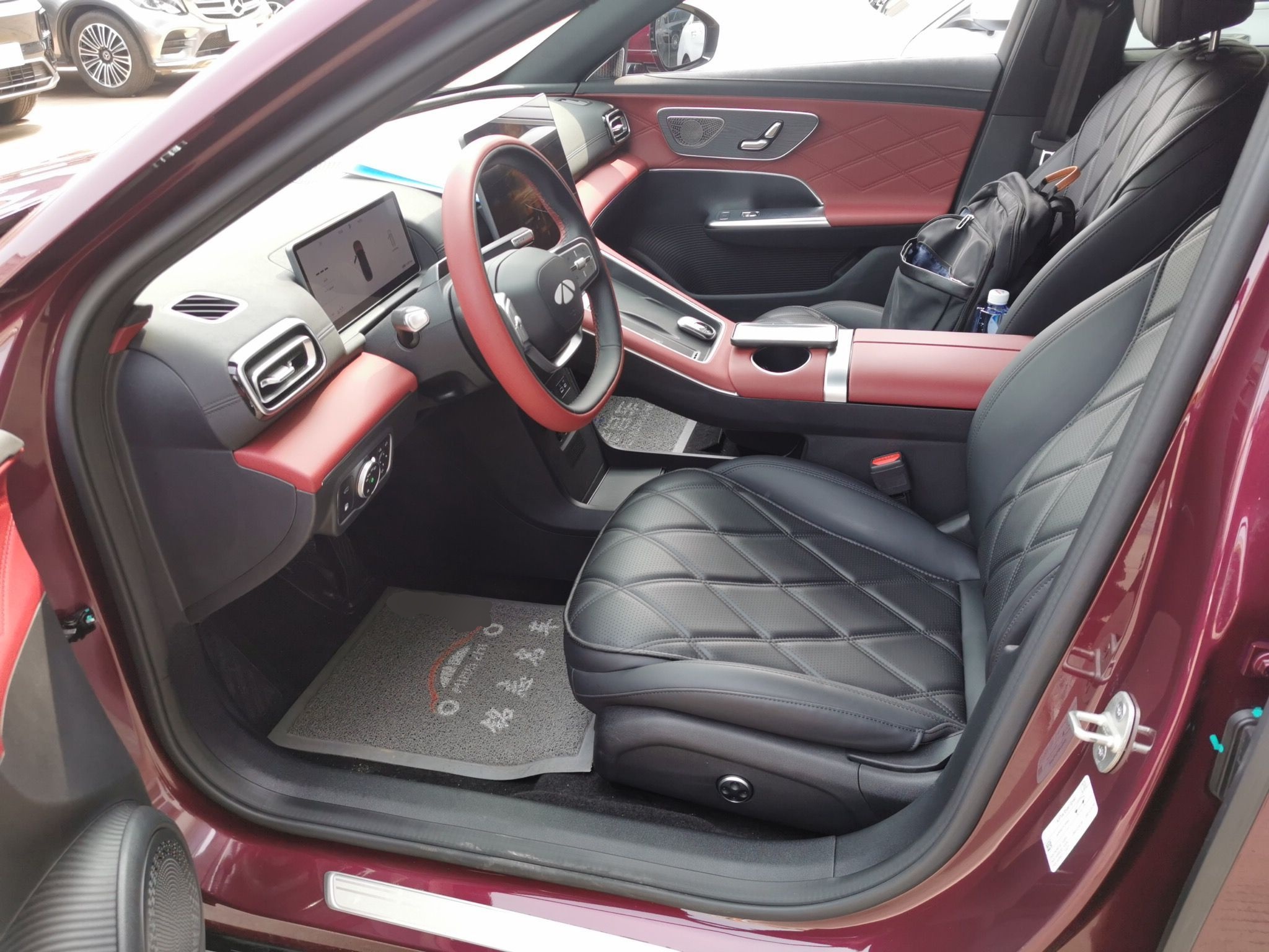 Переднее сиденье в автомобиле