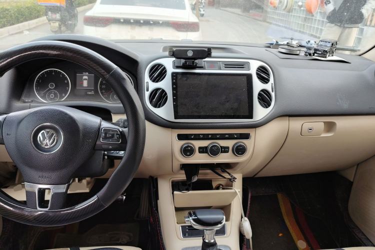 Used Volkswagen Tiguan 2012 2.0 TSI Automatic All-Wheel Drive Elite Edition Center Console