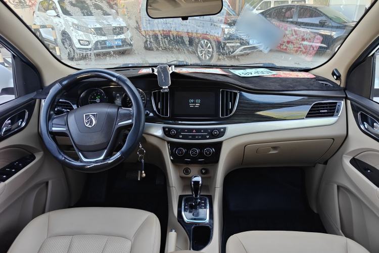 Used Baojun 730 2016 1.8L iAMT Comfort Version 7 Seats Center Console