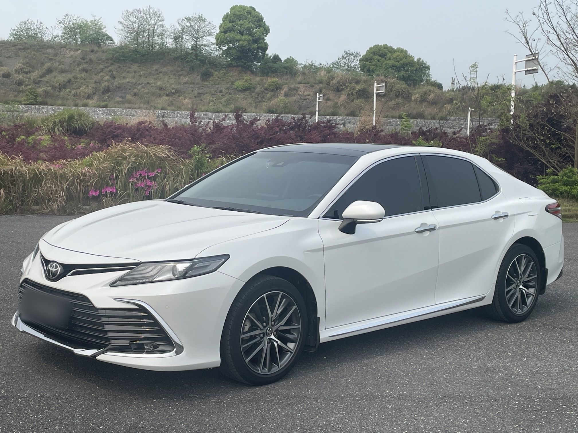 Под передней частью автомобиля