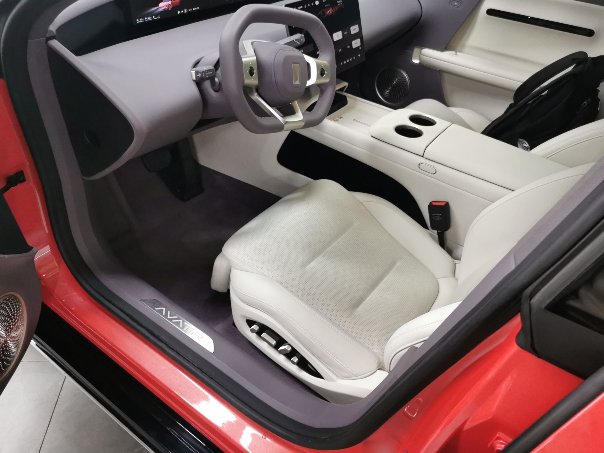 المقاعد الأمامية داخل السيارة